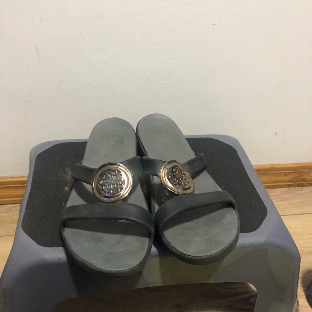 CROCS Santa Circle Black Slide Sandals with Decorative Medallions Shoes Size W8 - Picture 11 of 14